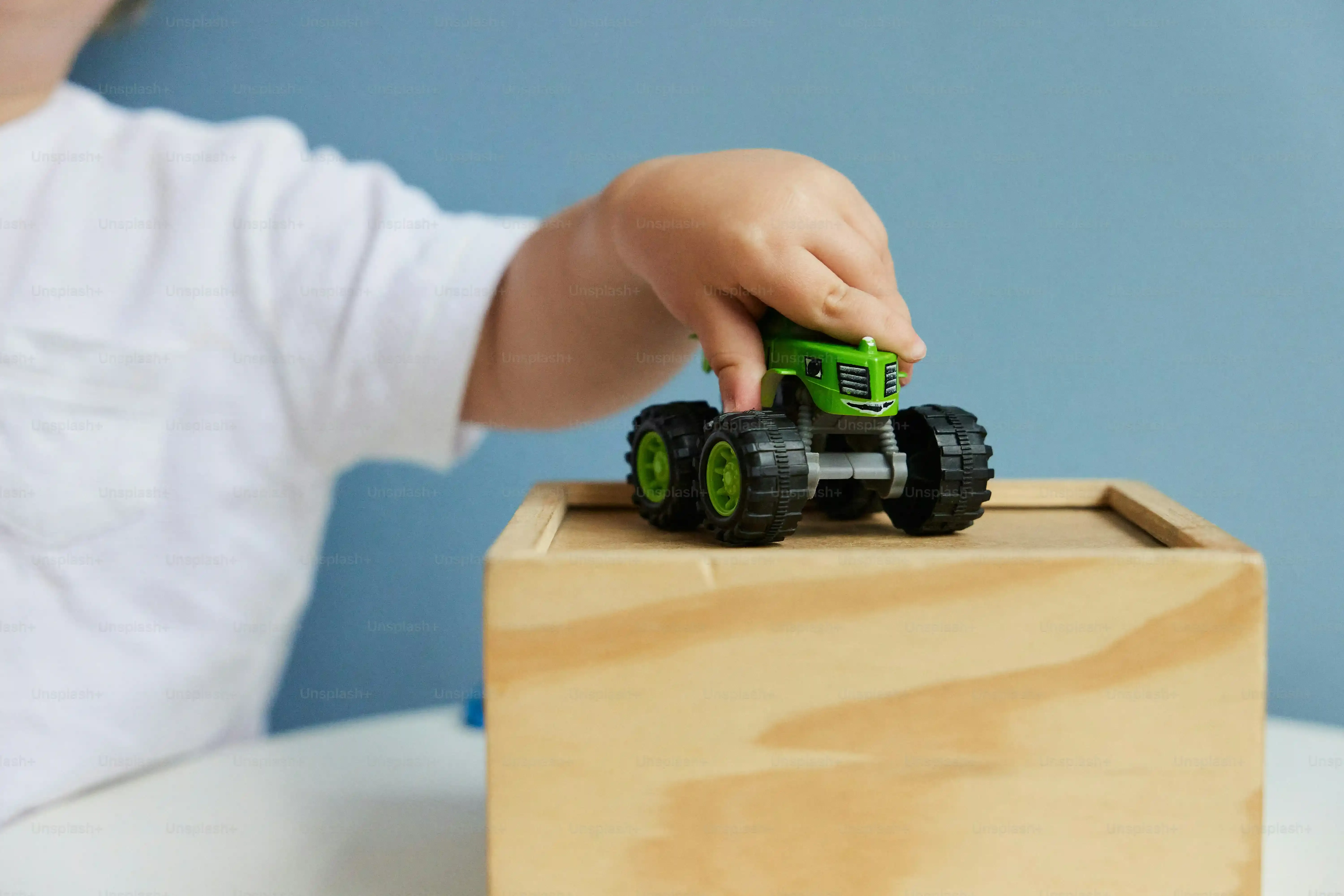 木のおもちゃの車、なぜ選ぶ？ その魅力と安全性